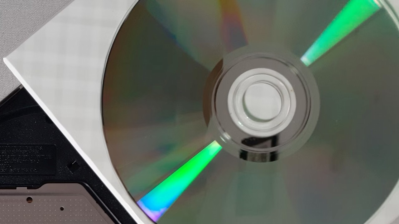 Kobieta znajduje w skrzynce na listy płytę CD z napisem „za darmo z sąsiedztwa” i odtwarza ją. Tego co tam znalazła, raczej się nie spodziewała, źródło grafiki: Lucky Alamanda; Unsplash.com; 2021.