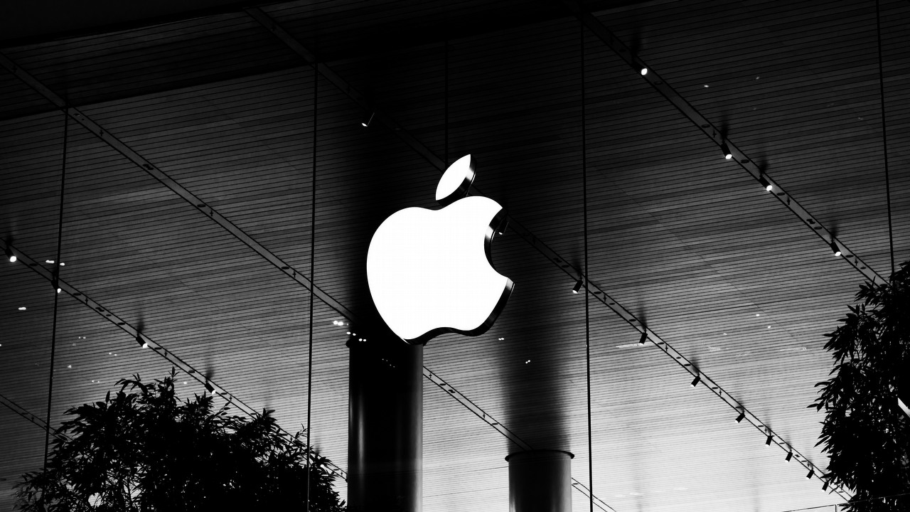 UE ukarała Apple grzywną w wysokości ponad 2 miliardów złotych. Gigant ma niewiele czasu na zmianę polityki App Store, źródło grafiki: Sam Szuchan | Unsplash.