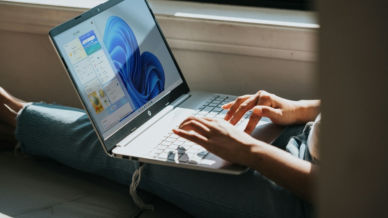 Koniec chaosu z aktualizacjami w Windows? Microsoft szykuje rewolucję, która może Cię zaskoczyć, źródło grafiki: Unsplash | Windows.