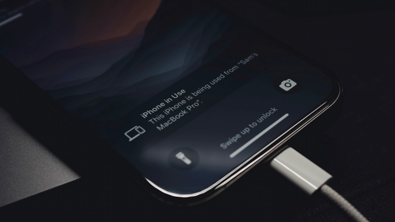 iOS 26 nadrobi zaległości? Apple ma wprowadzić funkcję baterii, którą Androidy mają od dawna, źródło grafiki: Samuel Angor, Unsplash.