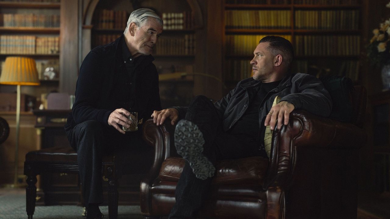 Już za 10 dni obejrzysz na SkyShowtime pełny emocji i zwrotów akcji serial kryminalny z Tomem Hardym i Pierce’em Brosnanem. Guy Ritchie opowiada o wojnie gangów w Strefie gangsterów, źródło grafiki: MobLand, Guy Ritchie, Showtime, 2025.