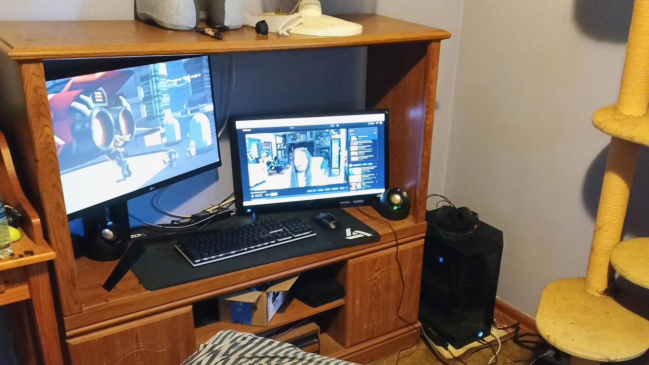 Powrót do babci: Gracz buduje „przytulne” miejsce na komputer w pokoju dziecięcym po ciężkich miesiącach, źródło grafiki: u/truthteller5 | Reddit.