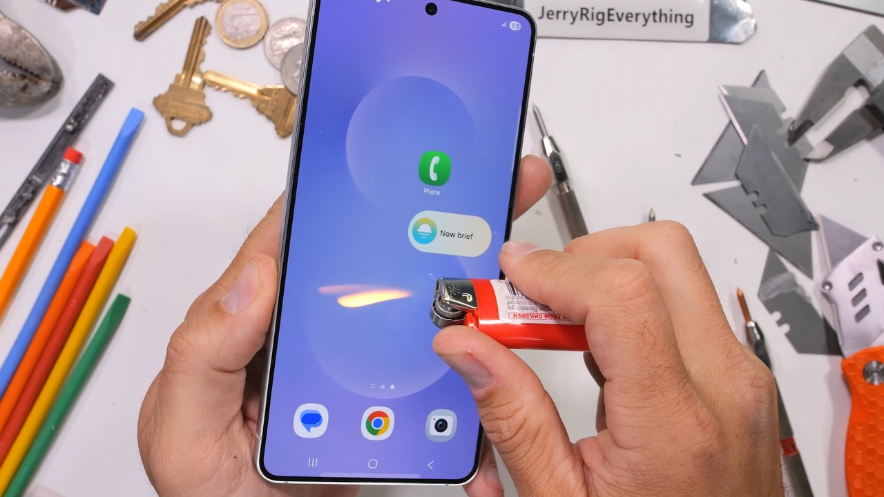 Wytrzymałość Galaxy S25 Edge przetestowana. Smartfon radzi sobie zaskakująco dobrze, źródło grafiki: JerryRigEverything | Youtube.