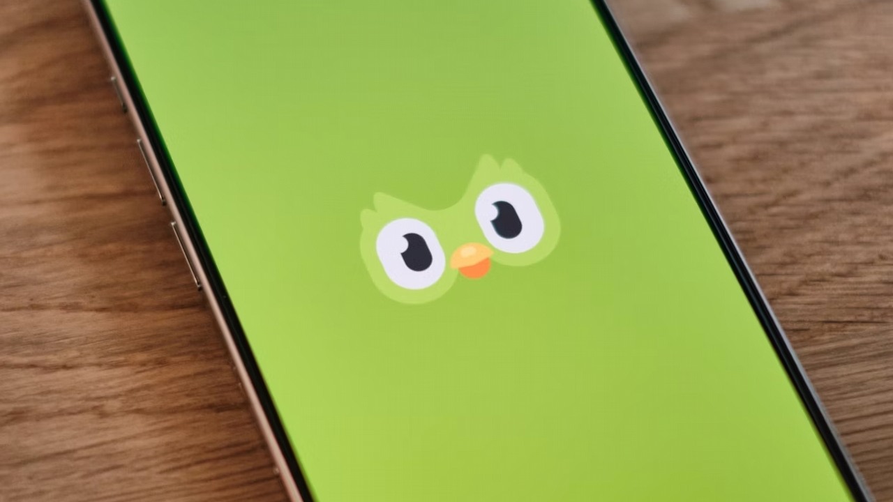 16 miesięcy temu Duolingo zastąpiło 10 procent swoich pracowników sztuczną inteligencją. Teraz CEO firmy twierdzi, że „Nie widzę AI jako zamiennika”, źródło grafiki: appshunter.io; Unsplash.com; 2024.
