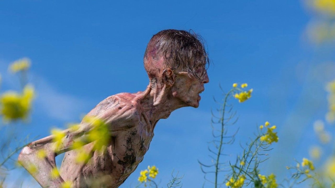 „Nie radzę z nimi zadzierać". W 28 lat później pojawią się zmutowani zainfekowani, jakich w uwielbianej filmowej serii o zombie jeszcze nie widzieliśmy. Danny Boyle zapowiada ewolucję wirusa, źródło grafiki: 28 lat później, Danny Boyle, Sony, 2025.