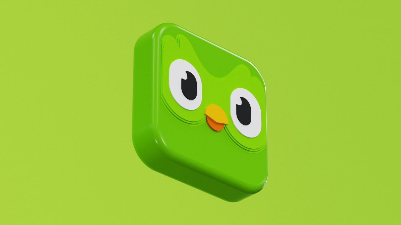 Duolingo przedstawiło kontrowersyjną wizję użycia AI, jednak po fali krytyki firma wycofuje się z deklaracji: „Nie widzę w AI zastępstwa dla tego, co robią nasi pracownicy ”, źródło grafiki: Ilgmyzin | Unsplash.