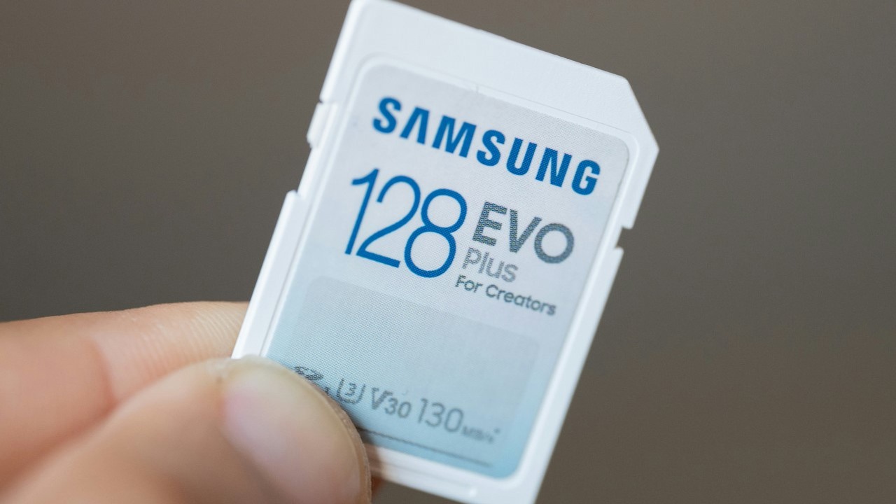 10 lat temu byliśmy zadowoleni z kart microSD w naszych telefonach. Producenci mieli jednak dobry powód, żeby się ich pozbyć, źródło grafiki: TheRegisti | Unsplash.