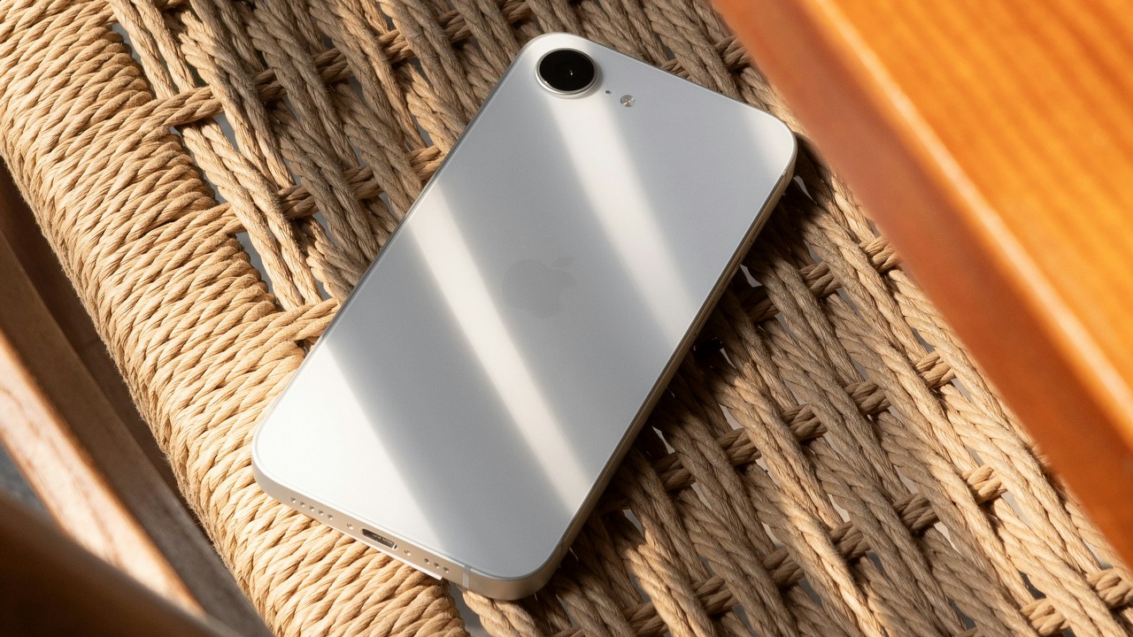iPhone 16E mimo swoich wad, jest jednym z najlepiej sprzedających się smartfonów w Europie, źródło grafiki: Unsplash | Thai Nguyen.