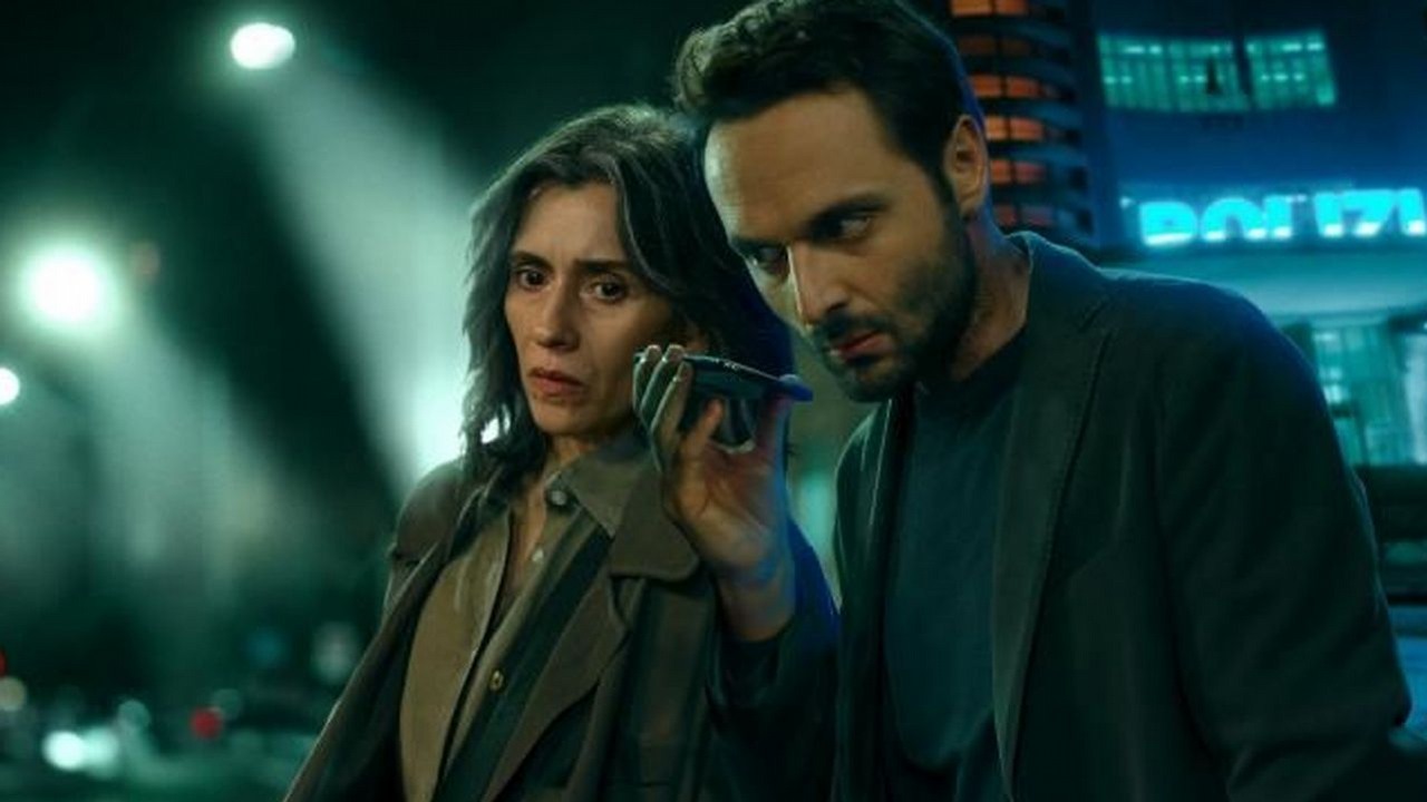 Nowy thriller szturmem podbija Netflixa - wciągający serial kryminalny zadebiutował 3 dni temu, a już pokonał rewelacyjne Dept. Q, źródło grafiki: Sara: Kobieta cienia, Carmine Elia, Netflix, 2025.