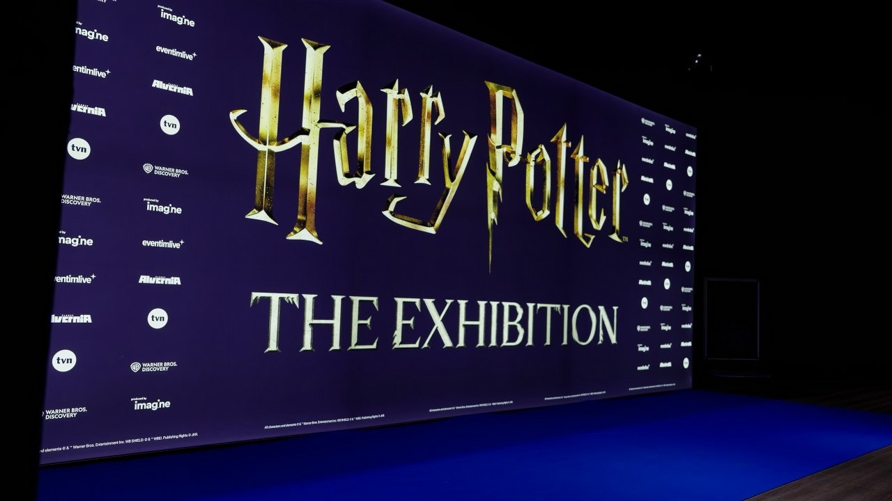 Oryginalne rekwizyty z filmów, kostiumy Hermiony i szansa na grę w quidditch. Harry Potter: The Exhibition pod Krakowem czeka na fanów do sierpnia.