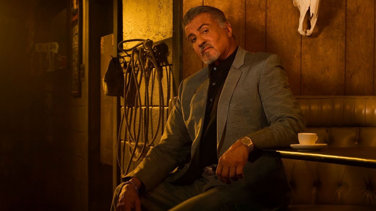 Flagowy serial kryminalny SkyShowtime doczeka się własnego uniwersum. Samuel L. Jackson wkroczy do mafijnego świata Sylvestra Stallone’a w spin-offie Tulsa King, źródło grafiki: Tulsa King, Taylor Sheridan Paramount, 2022.