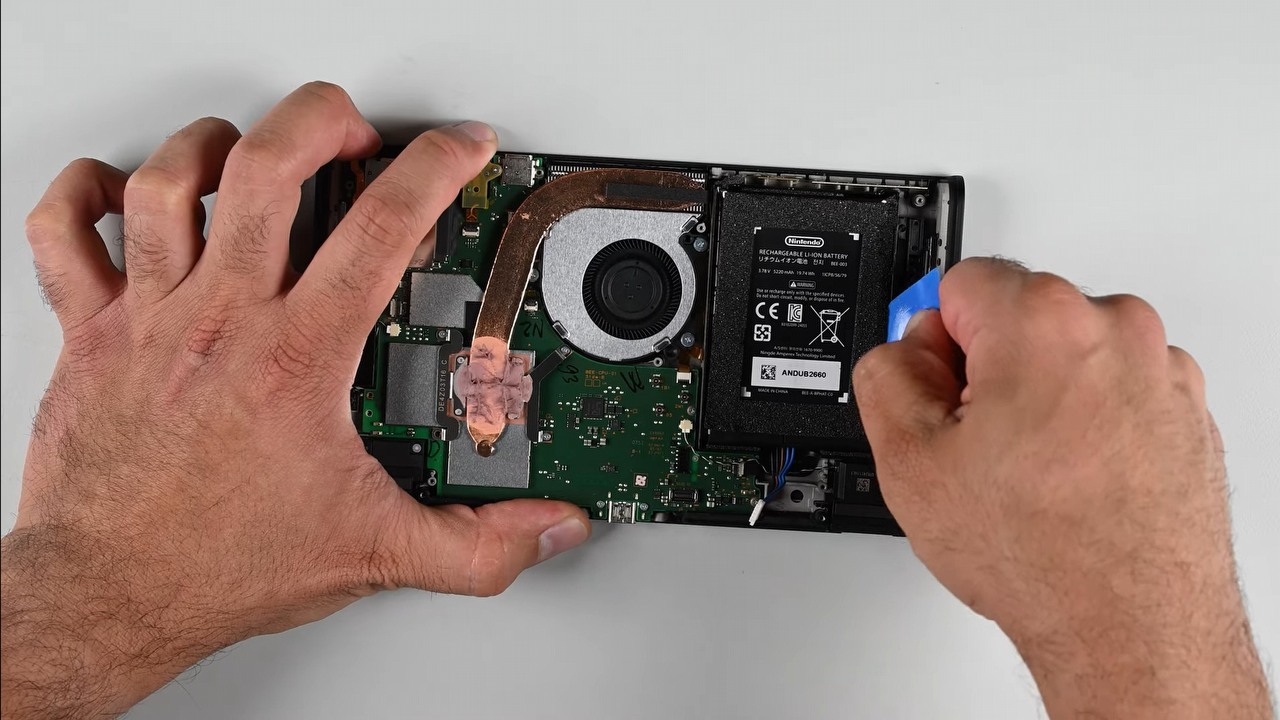 Switch 2 rozłożony na części. Dryfowanie Joy-Conów może ponownie okazać się problemem, źródło grafiki: Źródło: iFixit | YouTube.