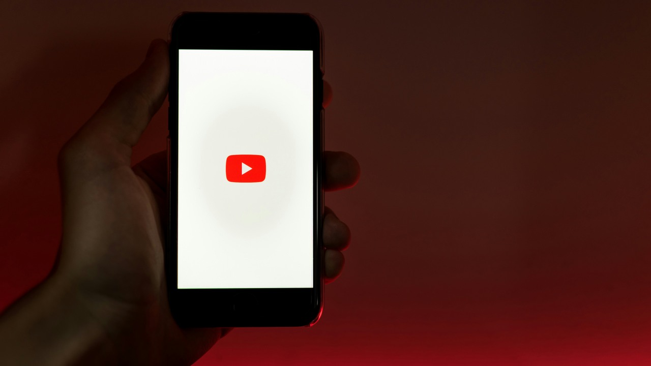 Koniec z cenzurą na YouTube? Platforma zaskakuje i pozwala na więcej niż myślicie, źródło grafiki: Szabo Viktor/Unsplash.com.