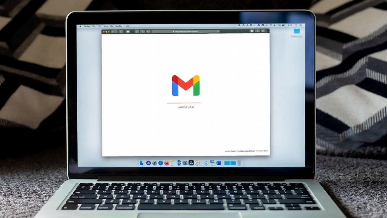 Jeśli masz konto Gmail, Google zdecydowanie zaleca jak najszybsze wprowadzenie zmian, źródło grafiki: Solen Feyissa; Unsplash.com; 2020.