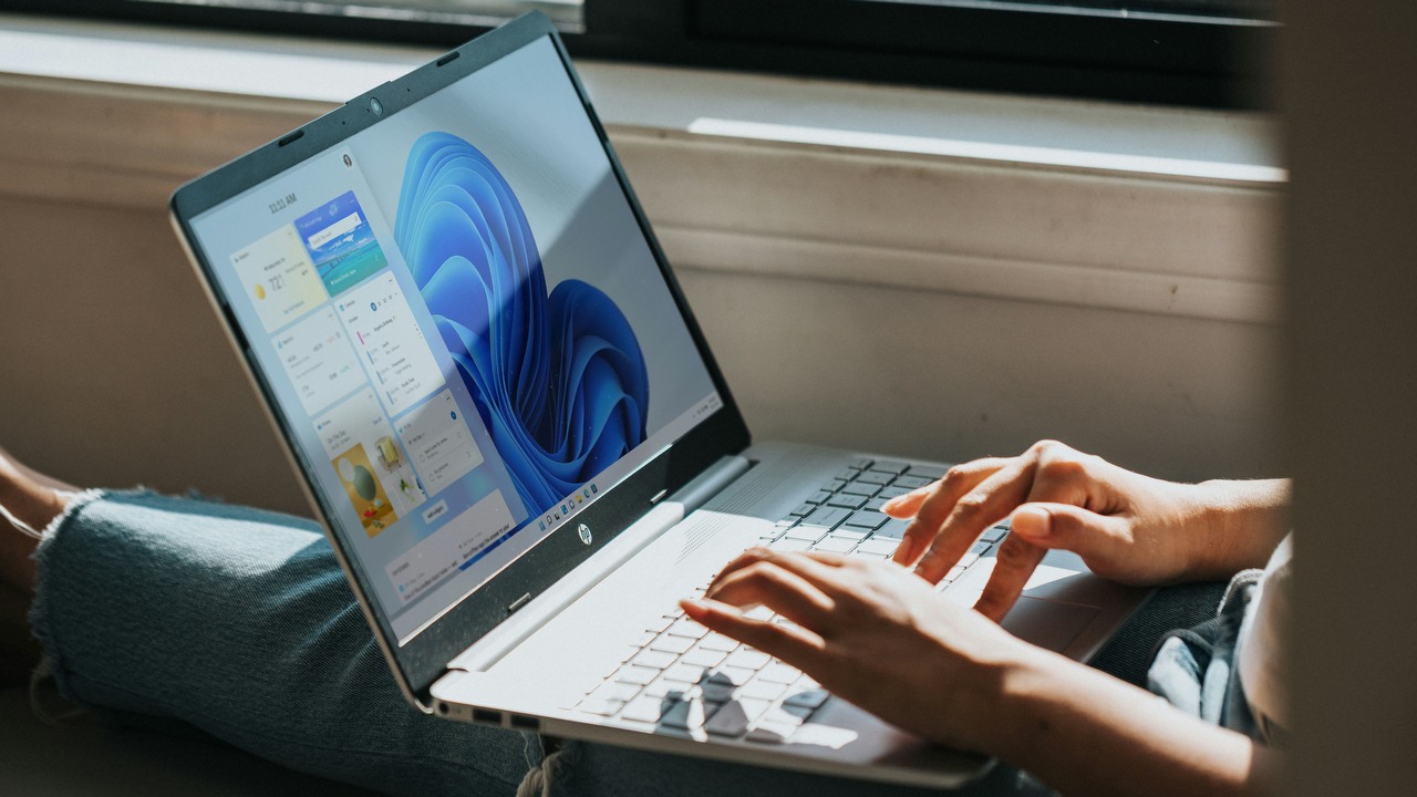 Sztuczna inteligencja w Windowsie 11 będzie prawie wszędzie. Podpowie Wam nawet jak zmienić ustawienia, źródło grafiki: Windows/Unsplash.com.