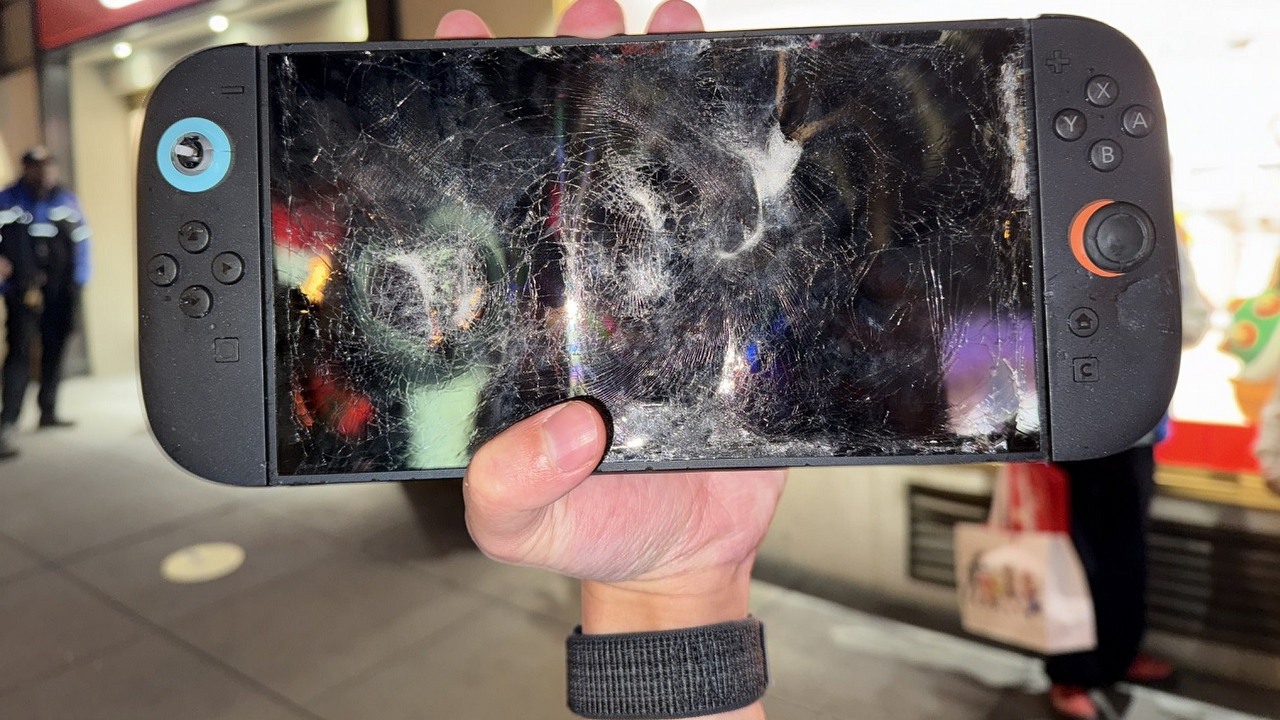YouTuber rozwala młotkiem Switcha 2 tuż przed sklepem Nintendo - po czym natychmiast dostaje zakaz wstępu, źródło grafiki: X | Plainrock124..