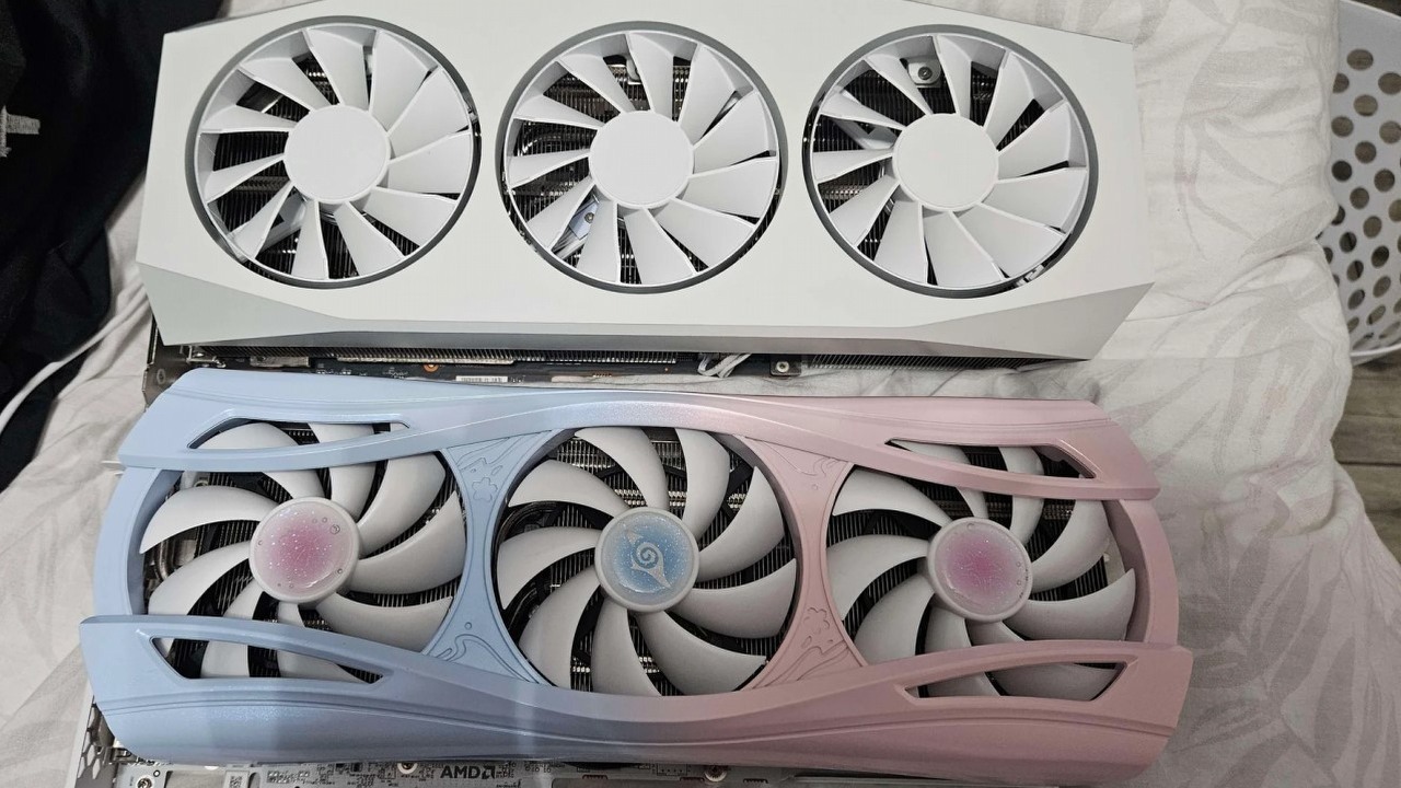 Gracz kupuje kartę graficzną AMD na Amazonie, a po dwóch tygodniach z AliExpress dociera do niego drugie GPU, o którym zupełnie zapomniał, źródło grafiki: RIP-IT- | Reddit.