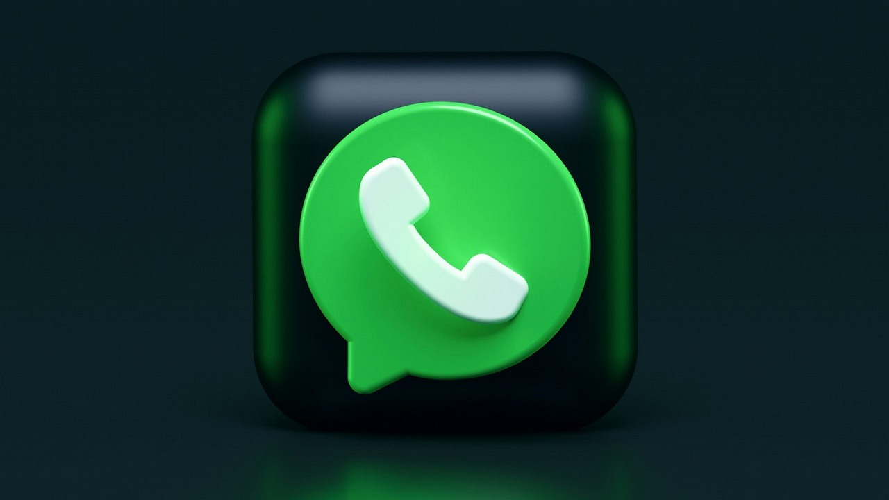Reklamy trafiły do WhatsApp; mają dostęp do Twojej lokalizacji i aktywności, źródło grafiki: Unsplash | Alexander Shatov.