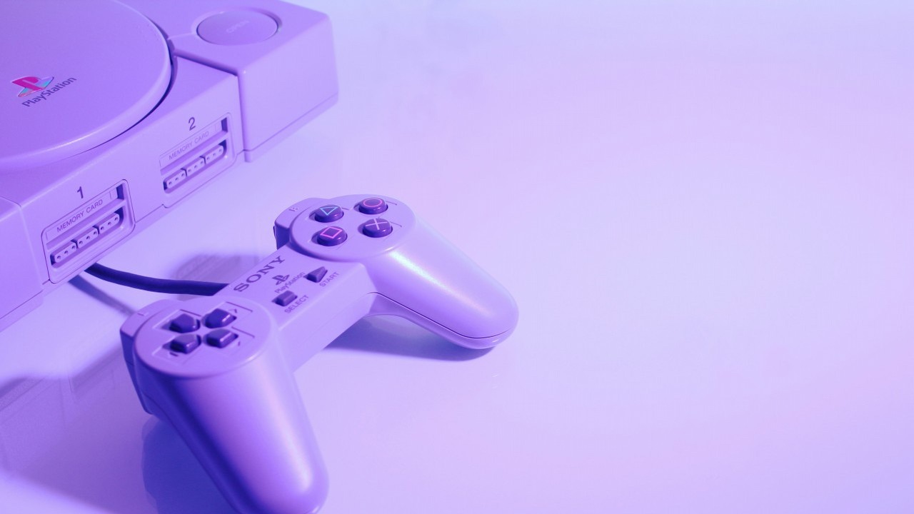 30 lat po premierze PlayStation 1 pewien hobbysta stworzył coś, co może zapewnić przetrwanie konsoli, źródło grafiki: Nikita Kostrykin, Unsplash.