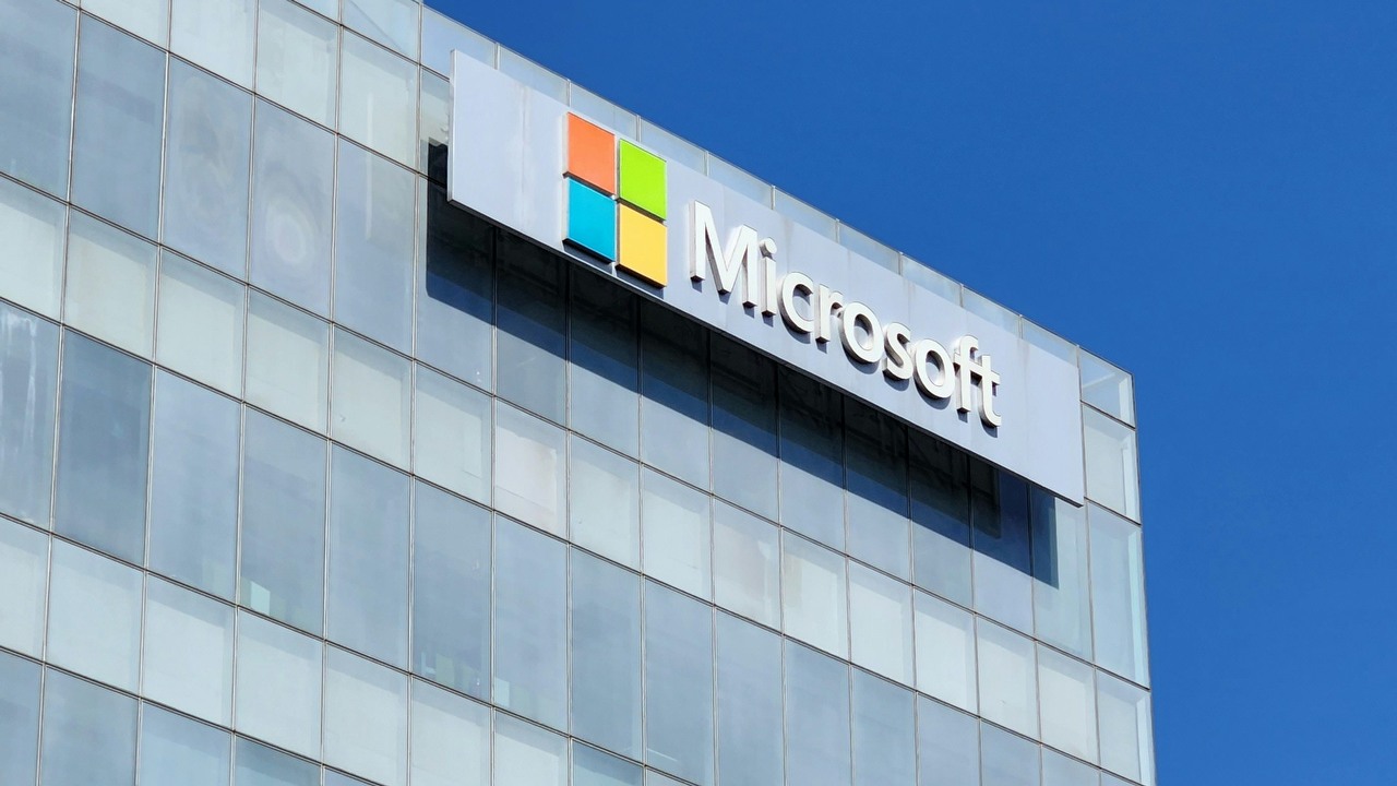 Szykują się kolejne masowe redukcje? Microsoft ma zwolnić następne tysiące osób, źródło grafiki: Unsplash | Sam Torres.