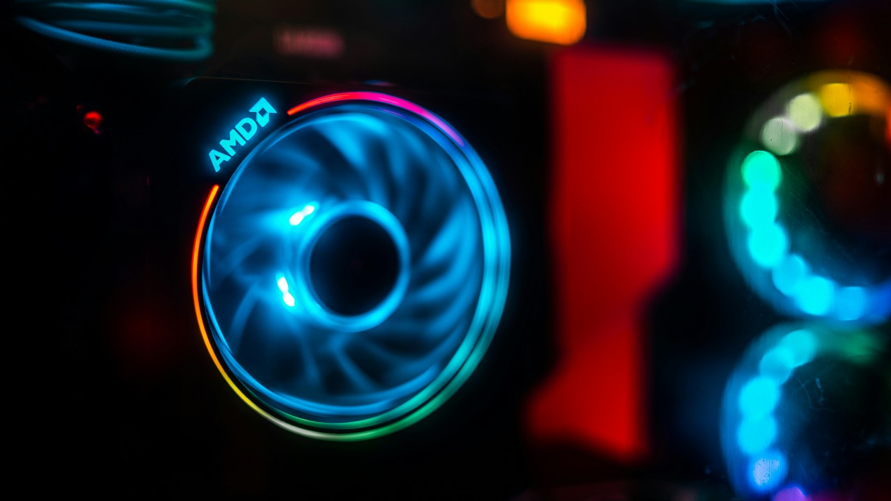 Gracz oszukuje system Amazona i zdobywa 2 procesory AMD i 2 dyski SSD o wartości około 1,000 euro za darmo, źródło grafiki: Unsplash | Brian Jones.