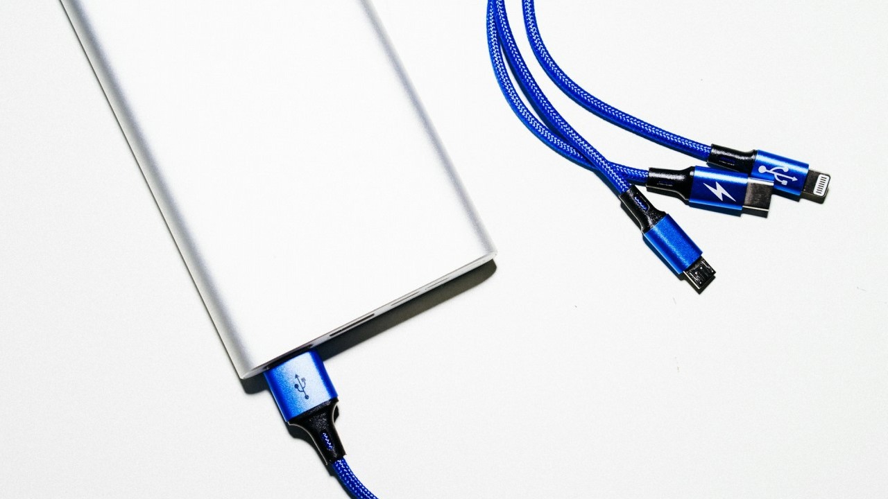 Chaos na rynku powerbanków. Najwięksi producenci mają mieć problemy z bezpieczeństwem urządzeń, źródło grafiki: Markus Winkler | Unsplash.