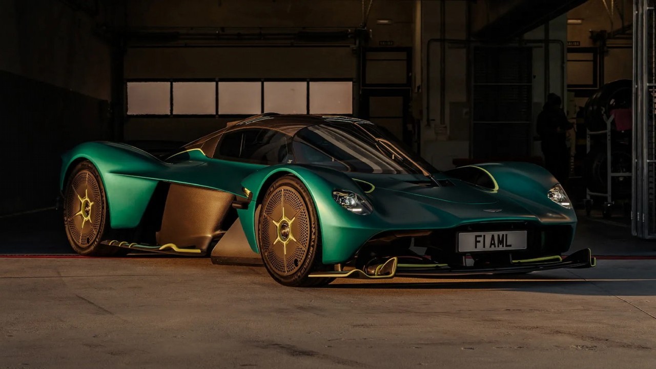 Niemiec kupił sportowy samochód za 13 mln złotych, a teraz pozywa Aston Martina: przez drobną awarię mógł zderzyć się z ambulansem, źródło grafiki: Aston Martin.