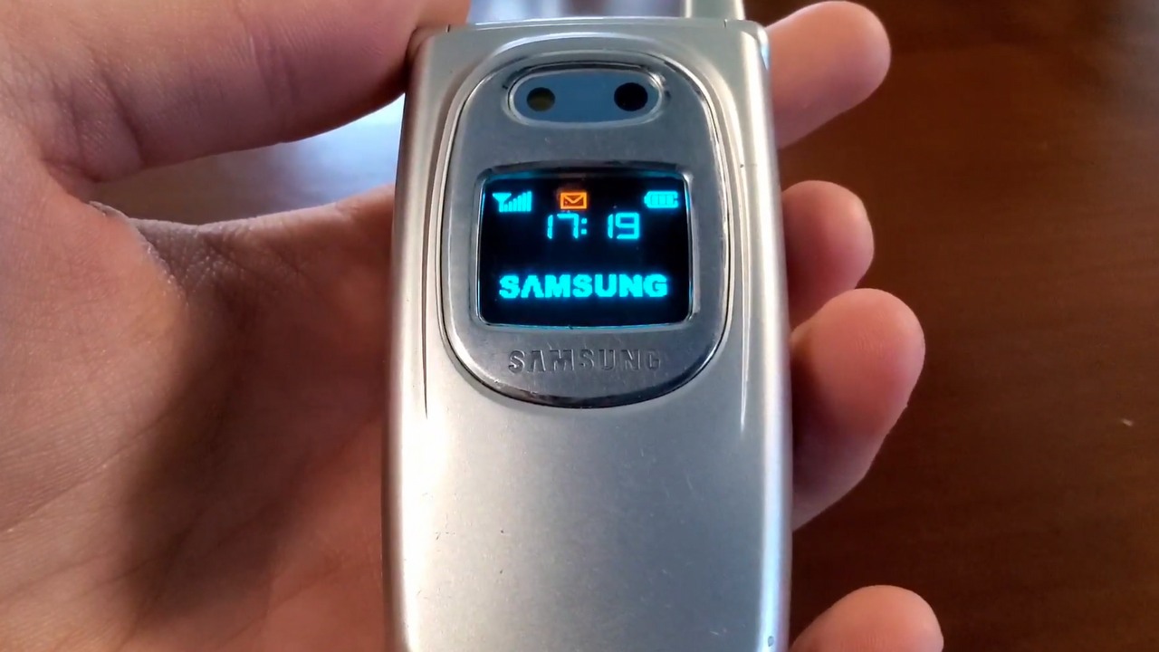 20 lat temu Samsung miał telefon komórkowy z tak specjalnym przyciskiem, że w sklepach musieli wyjmować z niego baterię, źródło grafiki: Old Phones | Youtube; 2024.