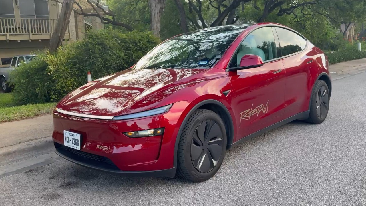 Tesla obiecała robotaxi bez ludzi i kierownicy. Pierwsze podróże odbyły się z ludźmi i kierownicą, źródło grafiki: @SawyerMerritt | X.