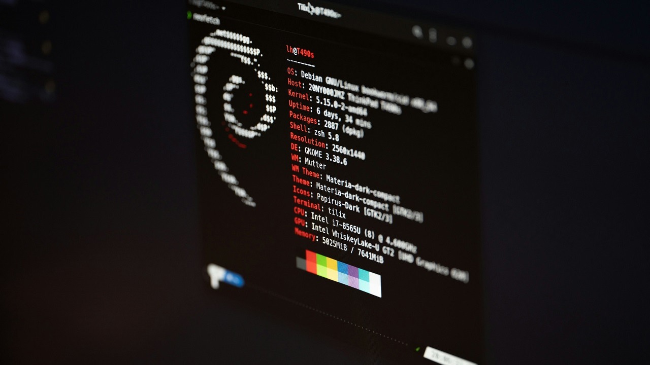 Linux powoli żegna się z 34 letnim oprogramowaniem. Jako pierwsze wprowadziło okienka do systemu, źródło grafiki: Unsplash | Lukas..