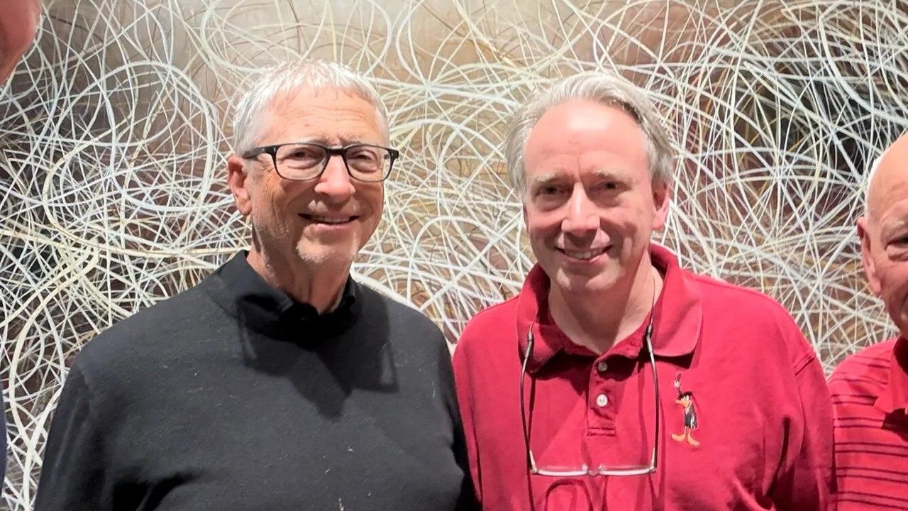 Bill Gates i Linus Torvalds rywalizowali ze sobą przez 30 lat. Zabawne jest to, że właśnie się spotkali i zrobili sobie selfie, źródło grafiki: Mark Russinovich | LinkedIn.