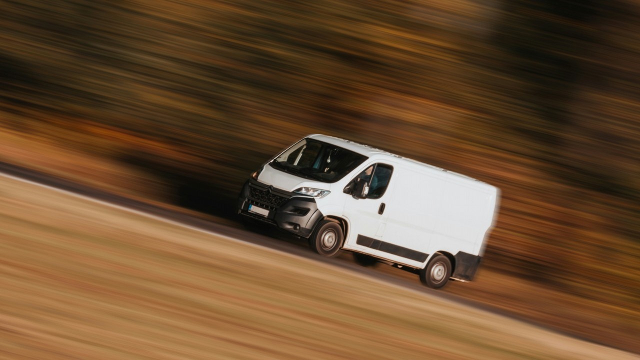 Kupił używane auto, a jego mechanik znalazł w nim ukryte urządzenie do śledzenia, źródło grafiki: Jan Kopriva, Unsplash.