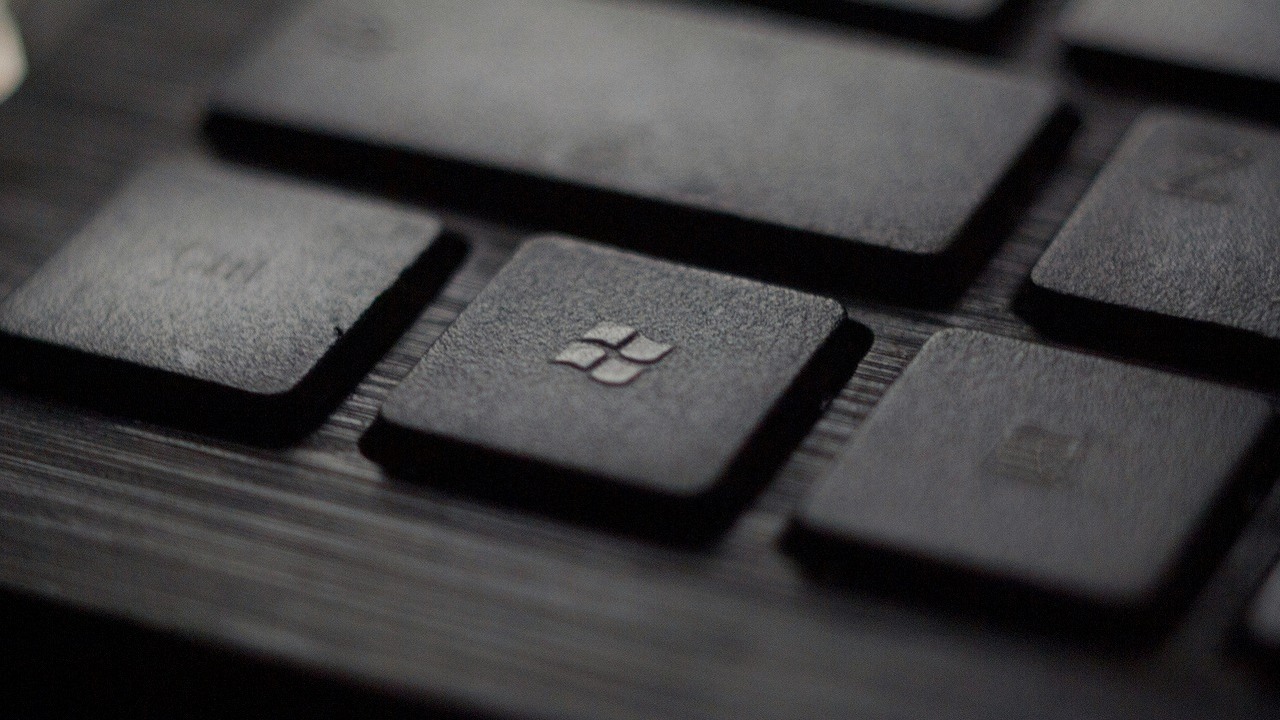 Prosiliśmy o to i jest: Microsoft przedłuży bezpłatne wsparcie dla systemu Windows 10 na kolejny rok, ale jest pewien haczyk, źródło grafiki: Unsplash | Tadas Sar.