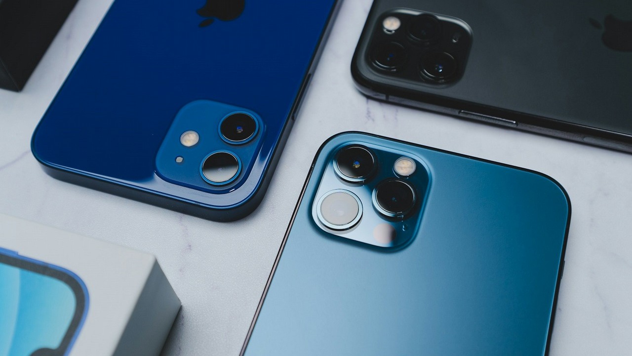 iPhone 17 Air będzie się wyróżniać na tle innych telefonów Apple. Projekt wymusza alternatywne ułożenie części, źródło grafiki: Unsplash | Ameen ALmayuf.