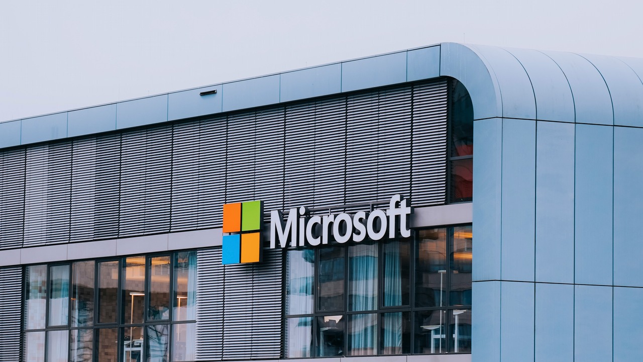 Microsoft chciałby obalić dominację Nvidii w segmencie AI. Niestety pierwsze wyniki nie są obiecujące, źródło grafiki: Salah Darwish/Unsplash.com.