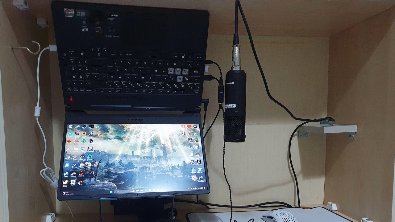 Laptop wiszący do góry nogami. Internauta chwali się wyjątkowym stanowiskiem do Counter-Strike, źródło grafiki: YusufK80/Reddit.com.