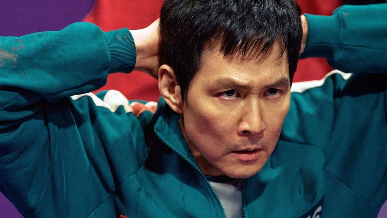 Twórca Squid Game wyjaśnia finałową scenę serialu: „Potrzebowaliśmy kogoś, kto potrafi skraść scenę jednym lub dwoma słowami”, źródło grafiki: Squid Game, Hwang Dong-hyuk, Netflix, 2025.