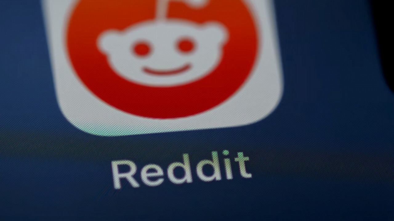 Reddit świętuje 20 urodziny i zapowiada dostosowanie się do obecnych realiów AI, źródło grafiki: Brett Jordan; Unsplash.com; 2021.