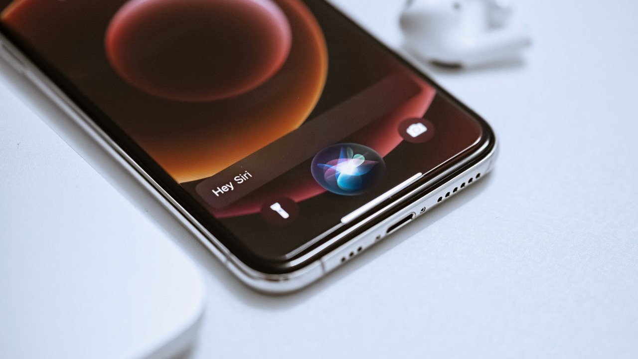 Nowa wersja Siri, czyli asystenta Apple, może działać z wykorzystaniem technologii OpenAI, źródło grafiki: Omid Armin, Unsplash.