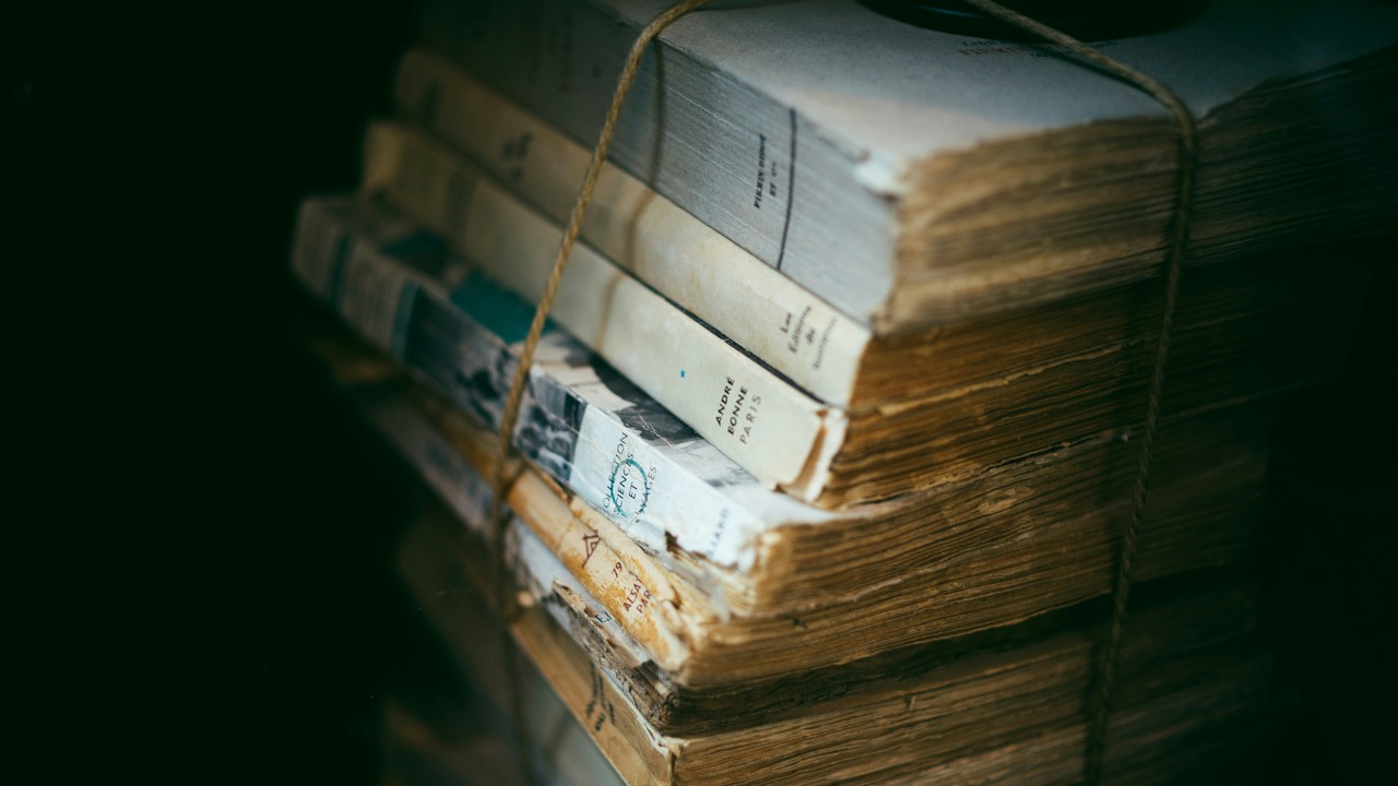 Firma zajmująca się sztuczną inteligencją kupiła miliony drukowanych książek, a następnie zniszczyła je tylko po to, by wytrenować swój model sztucznej inteligencji, źródło grafiki: Masaaki Komori | Unsplash.
