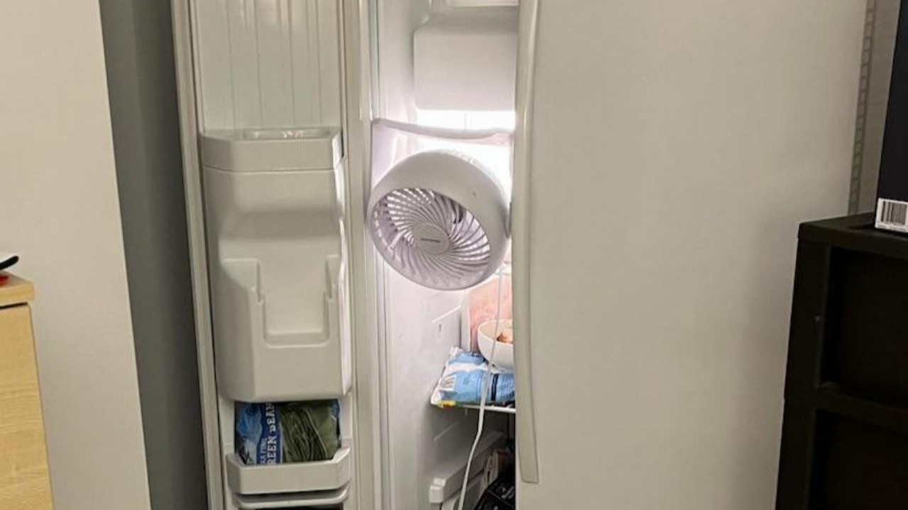 „Wpadłem na ten pomysł, gdy zdałem sobie sprawę, że lodówka jest zimna” - użytkownik Reddit pokazuje swoją „darmową klimatyzację”, źródło grafiki: Reddit.