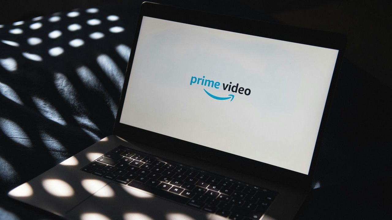 Gwiazdorska obsada i porywająca akcja. Tej nowości nie możesz dziś przegapić na Prime Video, źródło grafiki: Unsplash.com / Thibault Penin / 2022.