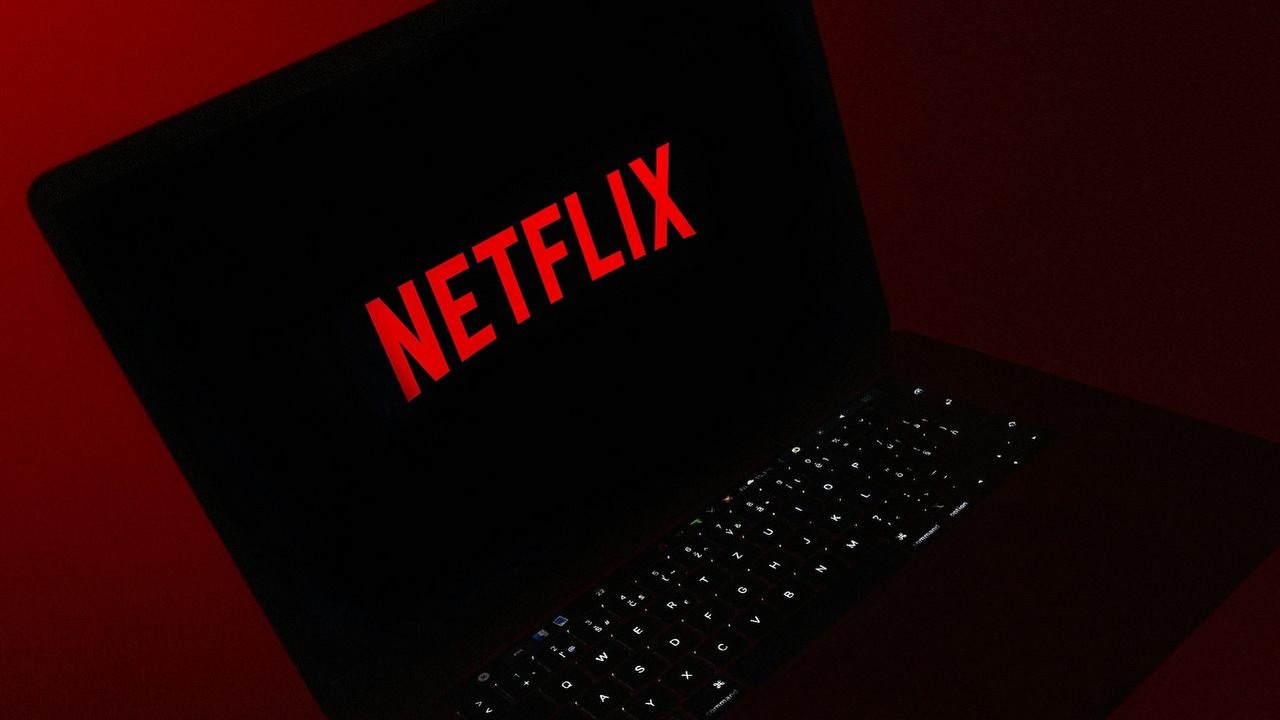 Wielki hit fantasy Netflixa powrócił. 6 nowych odcinków mrocznej serii wpadło do streamingu, źródło grafiki: Unsplash.com, Juraj Gabriel, 2020.