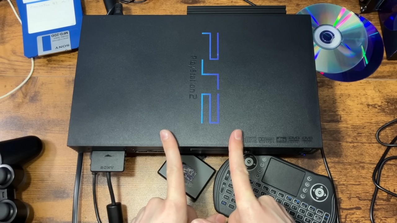 Zainstalował Windows 95 na PlayStation 2 i przekonał się na własnej skórze, dlaczego jest to jedna z najbardziej złożonych konsol Sony, źródło grafiki: YouTube: MetraByte; 2025.