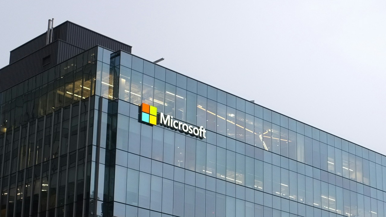Masowe zwolnienia w Microsofcie. Pracę straciło 9000 osób, źródło grafiki: Matthew Manuel/Unsplash.com.