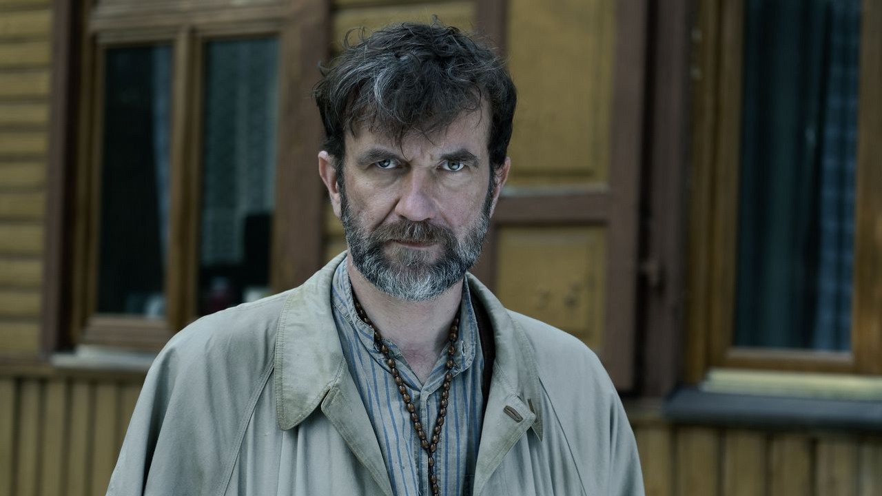 Gwiazdy polskiego kina w serialu o sekcie. Max zakończyło zdjęcia do intrygującej, opartej na faktach produkcji i ujawnia pełną obsadę z Tomaszem Kotem na czele, źródło grafiki: Niebo. Pięć lat w sekcie, Bartosz Blaschke, Max.