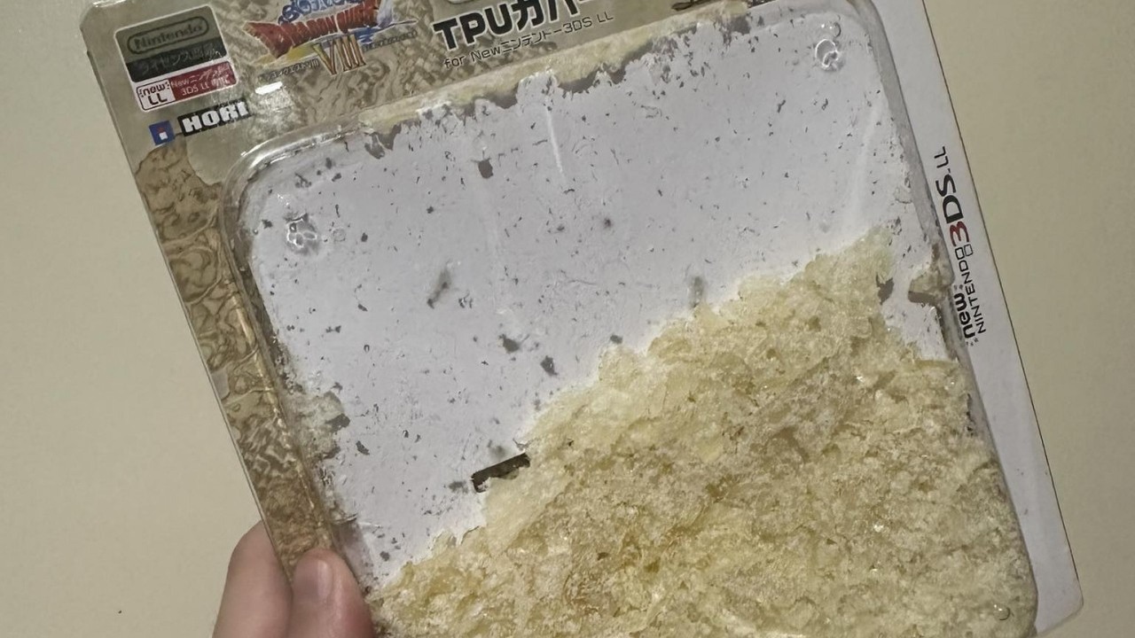 Fan Nintendo przechowuje nową obudowę 3DS-a przez lata i zdaje sobie sprawę, że rozpadła się w pył w szczelnie zamkniętym opakowaniu, źródło grafiki: Facebook.
