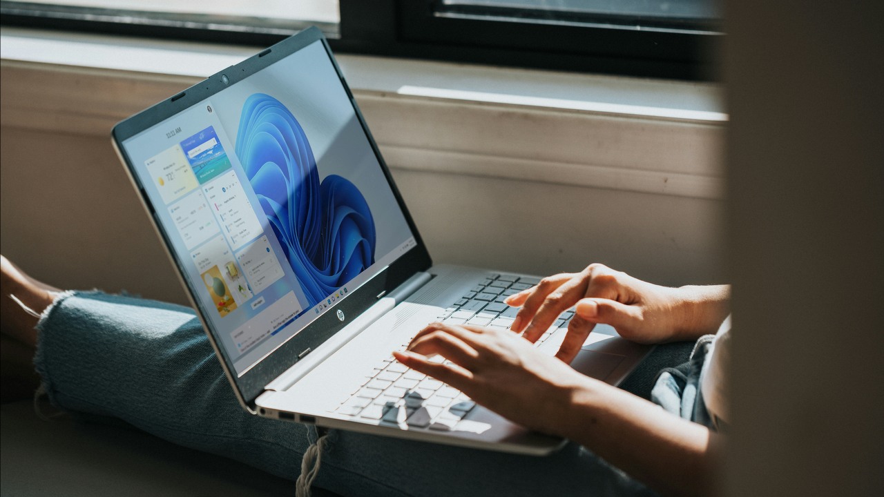 Windows 11 w końcu wyprzedził Windows 10. Jest teraz najpopularniejszym systemem na desktopach, źródło grafiki: Windows | Unsplash.
