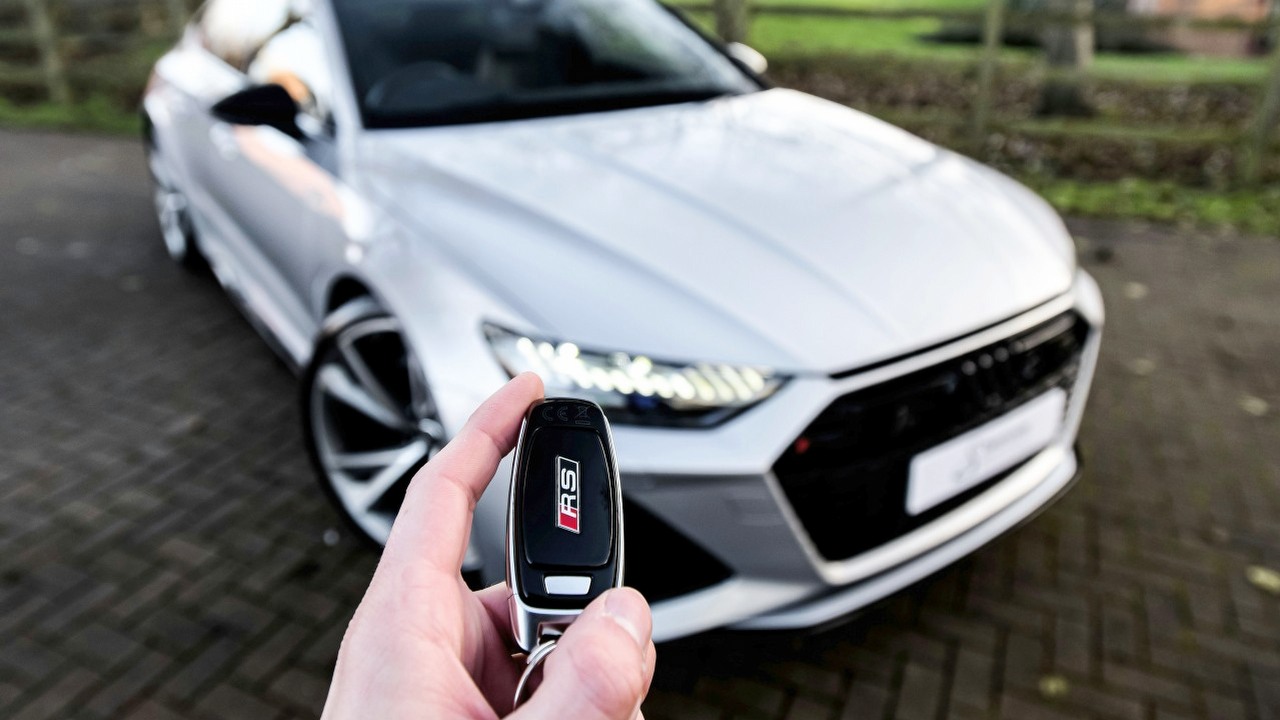 Ojciec wysłał córce zapytanie ChatGPT, dzięki któremu mogła uchronić się przed oszustwem i zaoszczędzić ponad 10 000 złotych, źródło grafiki: Swansway Motor Group, Unsplash.