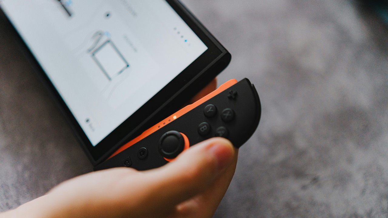 Fan Nintendo zamawia Switch 2 przez Internet - przesyłka w końcu dotarła, ale w pudełku znajdowała się tylko jedna rzecz i nie była to konsola, źródło grafiki: Kamil Switalski | Unsplash.